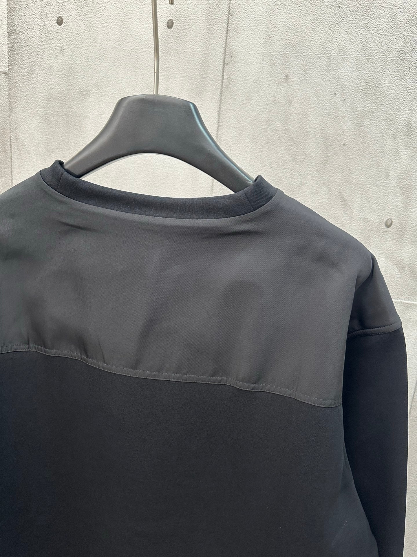 Black sweatshirt with contrasting upper panel and crew neckline
