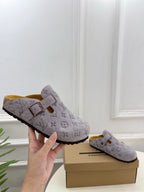 Monogram slide sandal in light gray with thick sole, side view, adjustable buckle strap