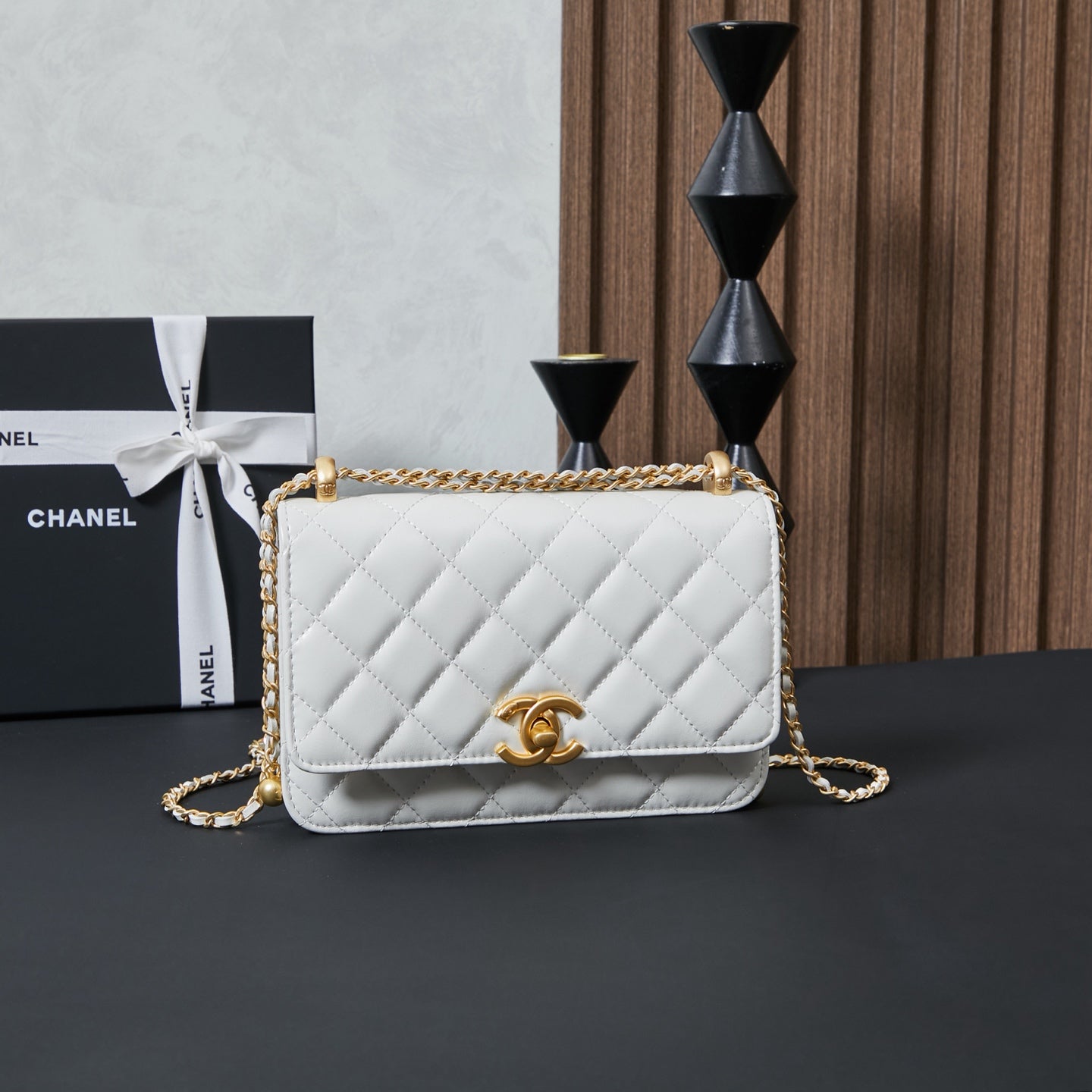 White quilted Chanel shoulder bag with gold chain and front CC logo flap