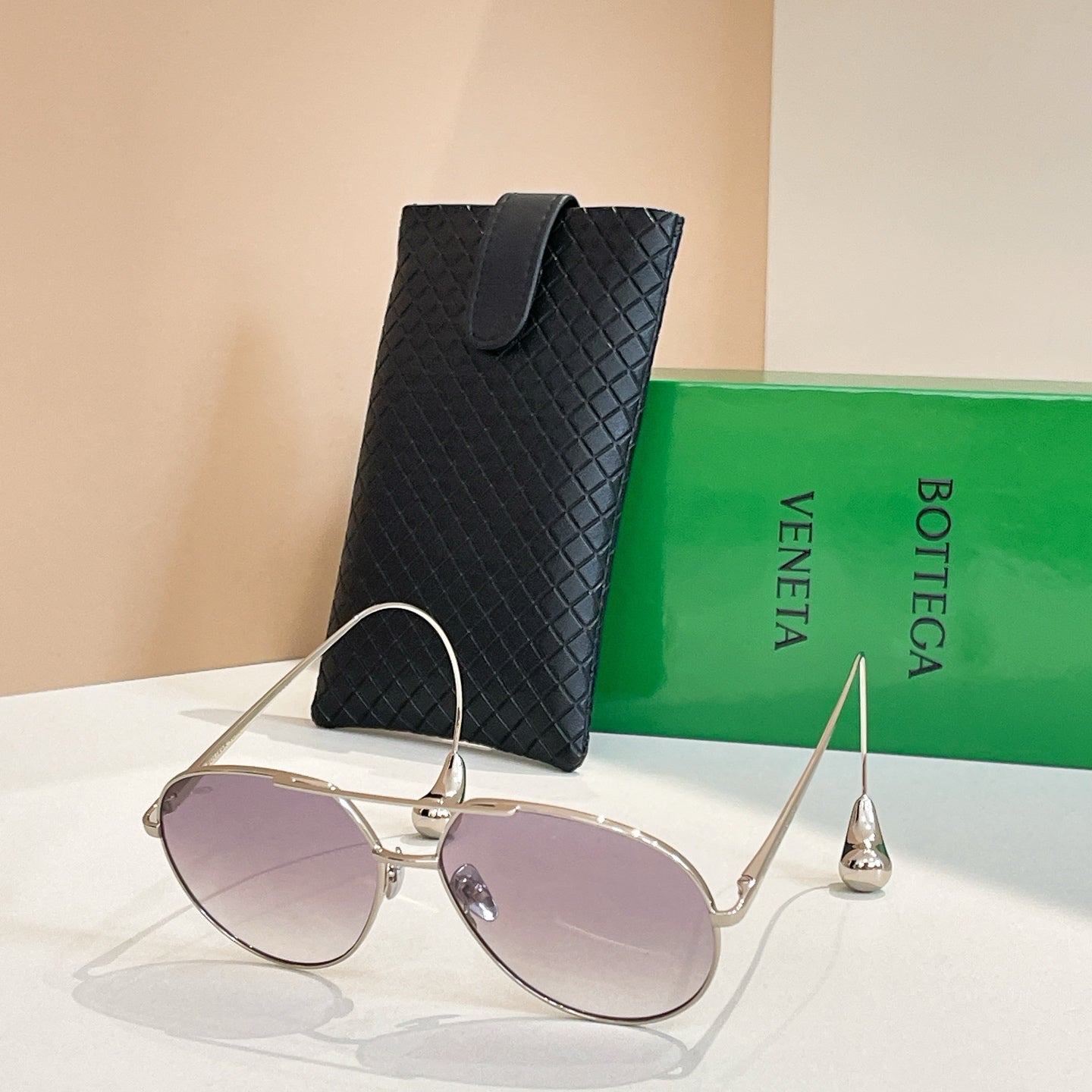 Bottega Veneta glasses with silver frame and light purple lenses, with black case