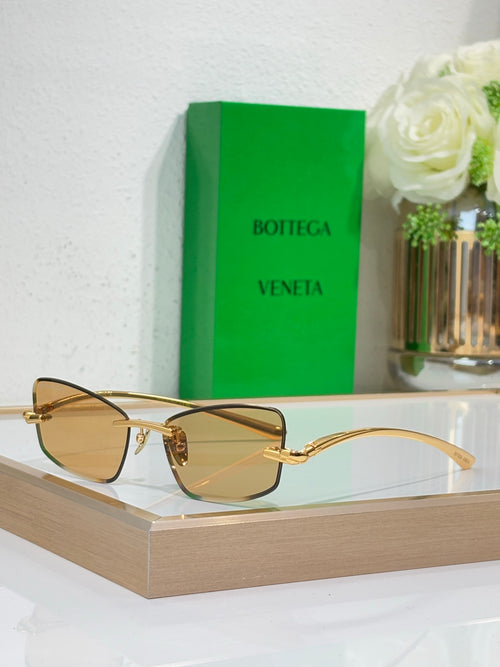 Bottega Veneta sunglasses with gold frame and amber-brown lenses
