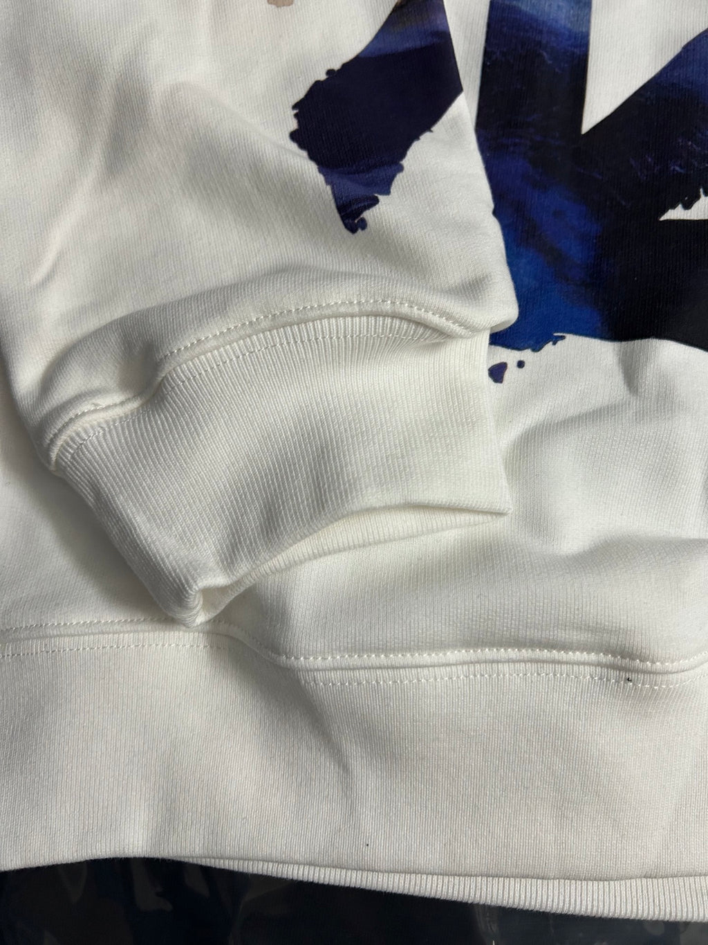 Off-White white hoodie ribbed cuff with blue abstract print