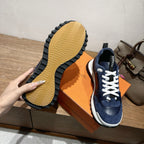 Unisex sneakers in dark blue with textured outsole and white midsole