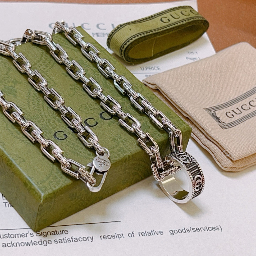 Silver-tone chain necklace with large oval Gucci clasp pendant