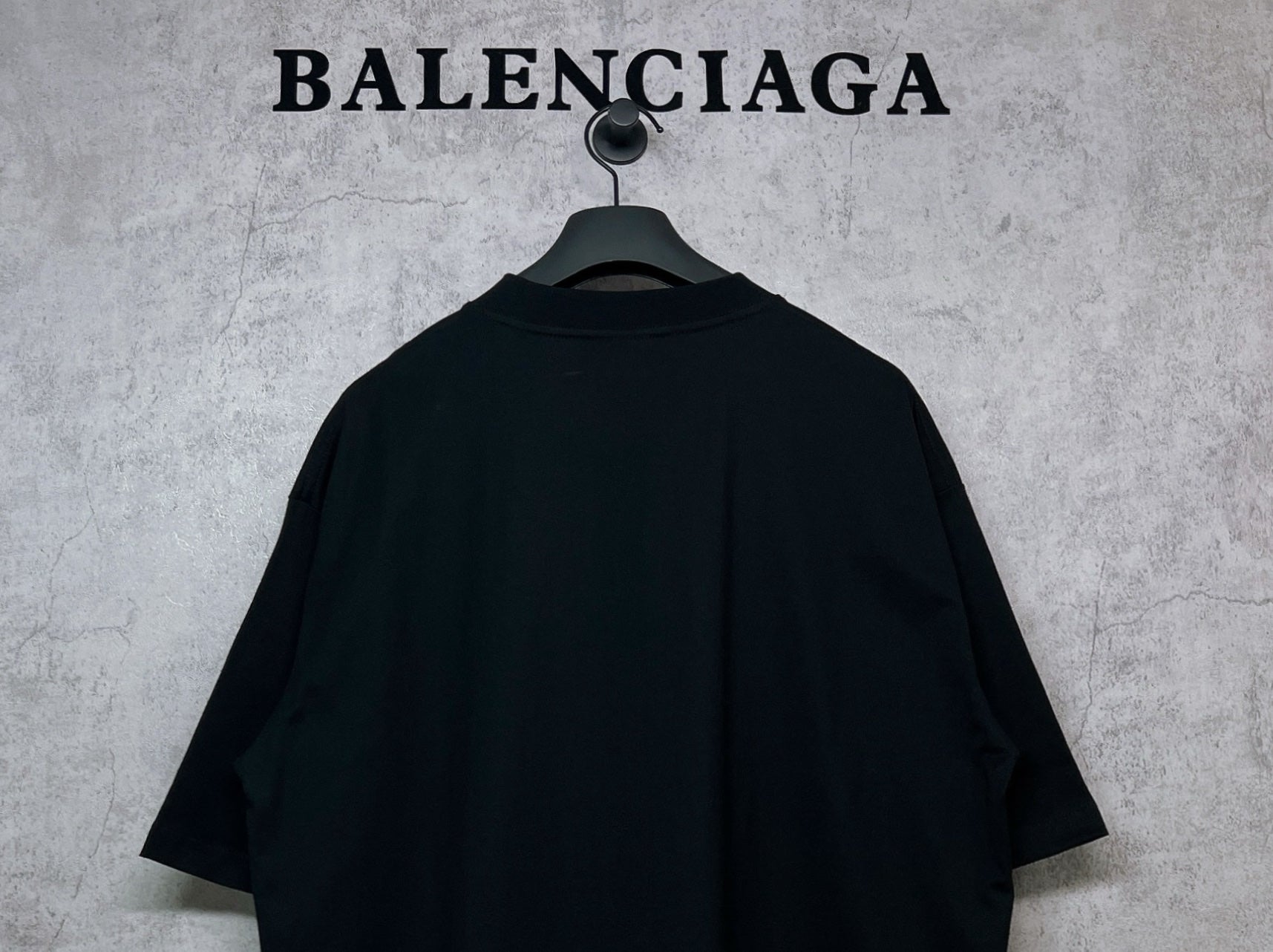 Black short-sleeve T-shirt with plain back and crew neckline