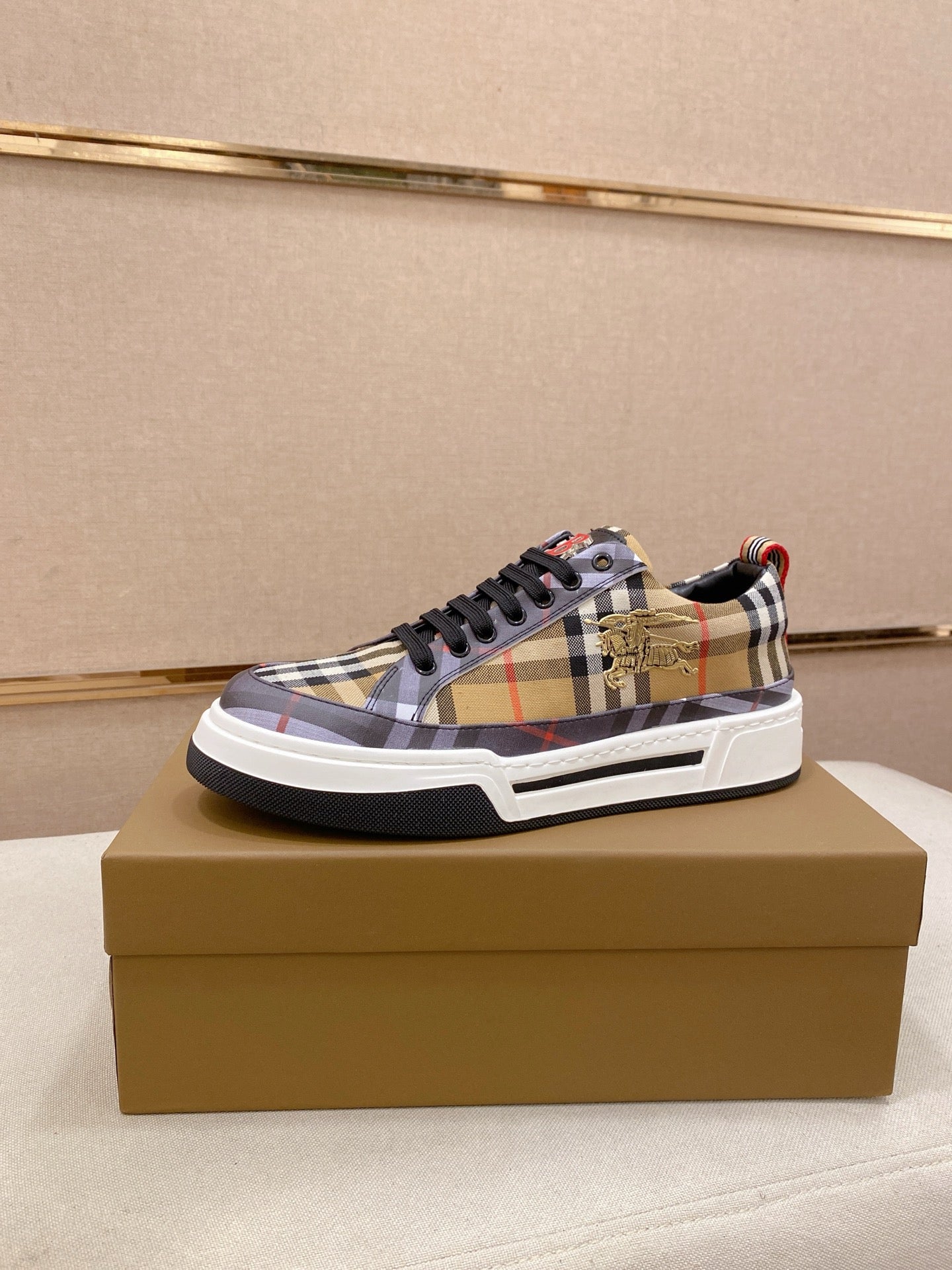 Plaid low-top sneakers with black laces, check pattern and white rubber sole, gold logo patch