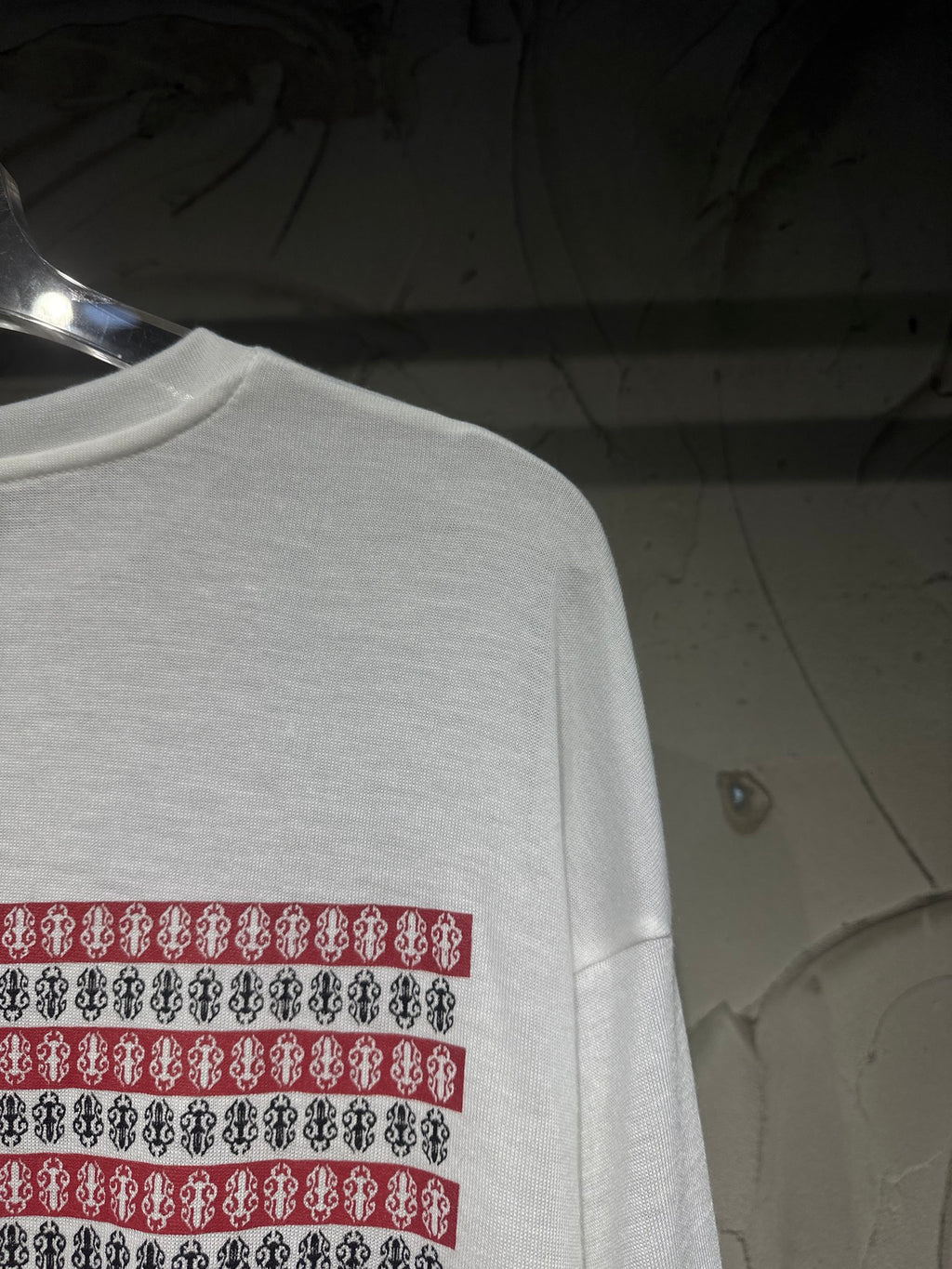 Long-sleeve graphic shirt sleeve with red and blue stripe band print near the shoulder
