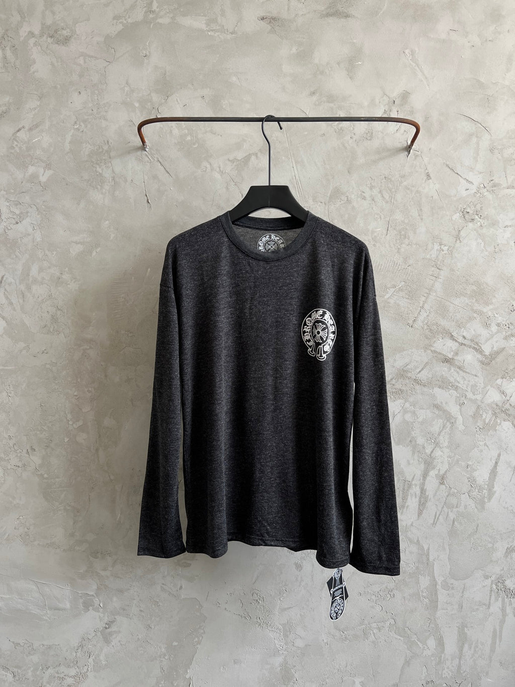 Long-sleeve T-shirt in dark heather gray with chest crest logo print