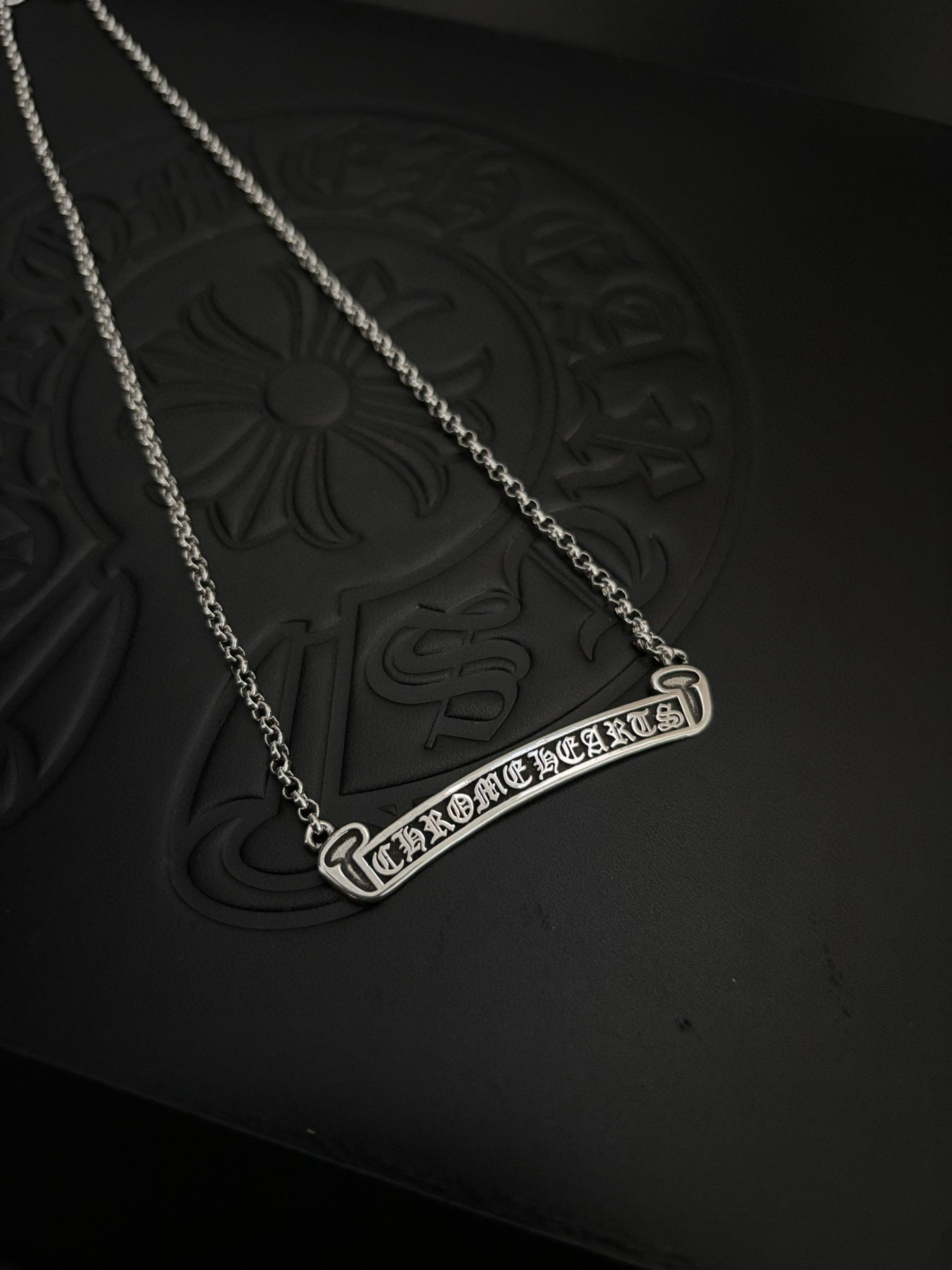Silver-tone bar pendant necklace with chain and patterned pendant frame