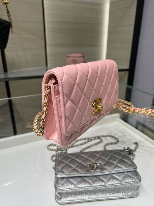 Pink quilted Chanel shoulder bag with gold chain and CC flap logo
