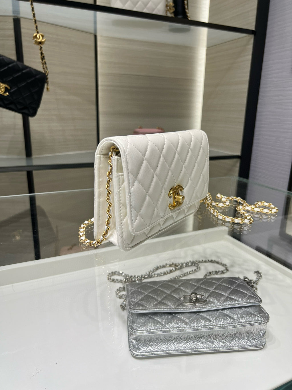 White quilted Chanel shoulder bag with gold CC logo, chain strap, flap closure