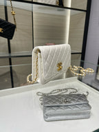White quilted Chanel shoulder bag with gold CC logo, chain strap, flap closure