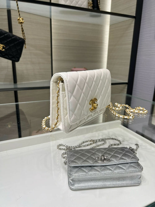 White quilted Chanel shoulder bag with gold CC logo, chain strap, flap closure