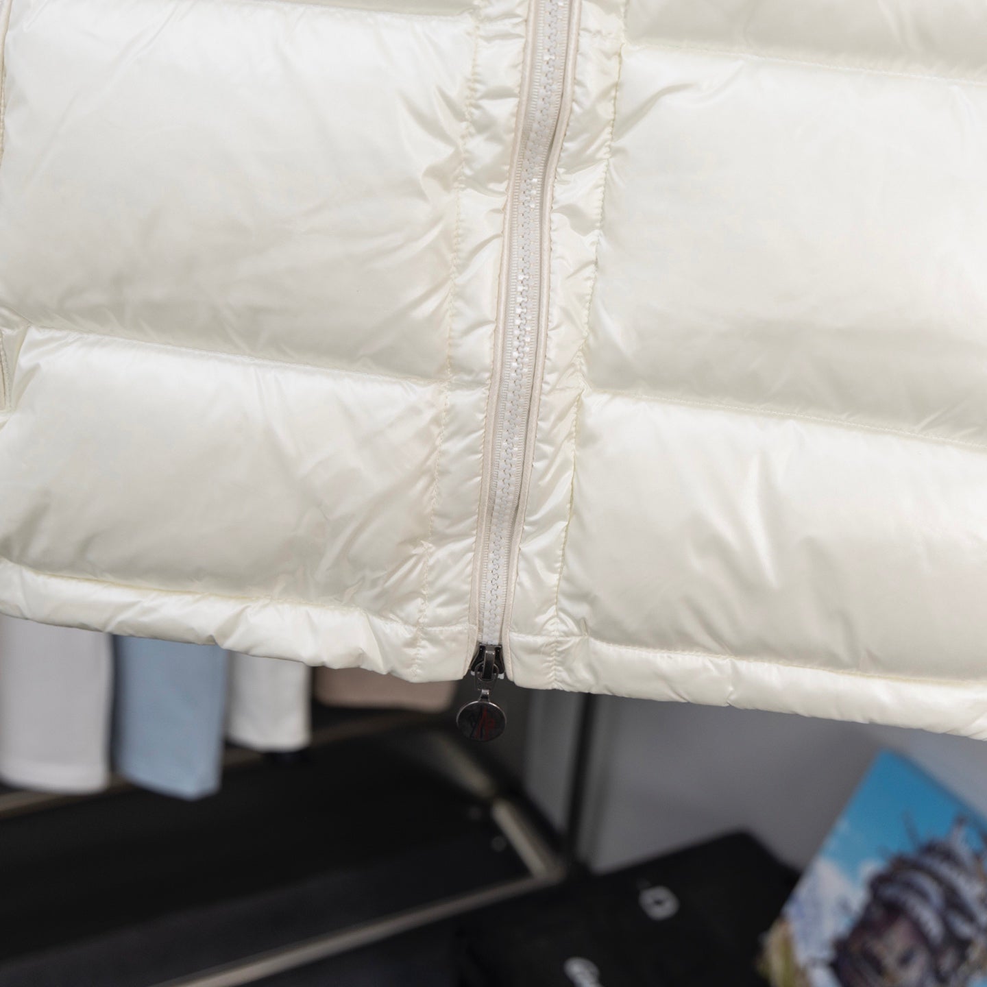 Long padded jacket, off-white with front zipper and stitched quilting