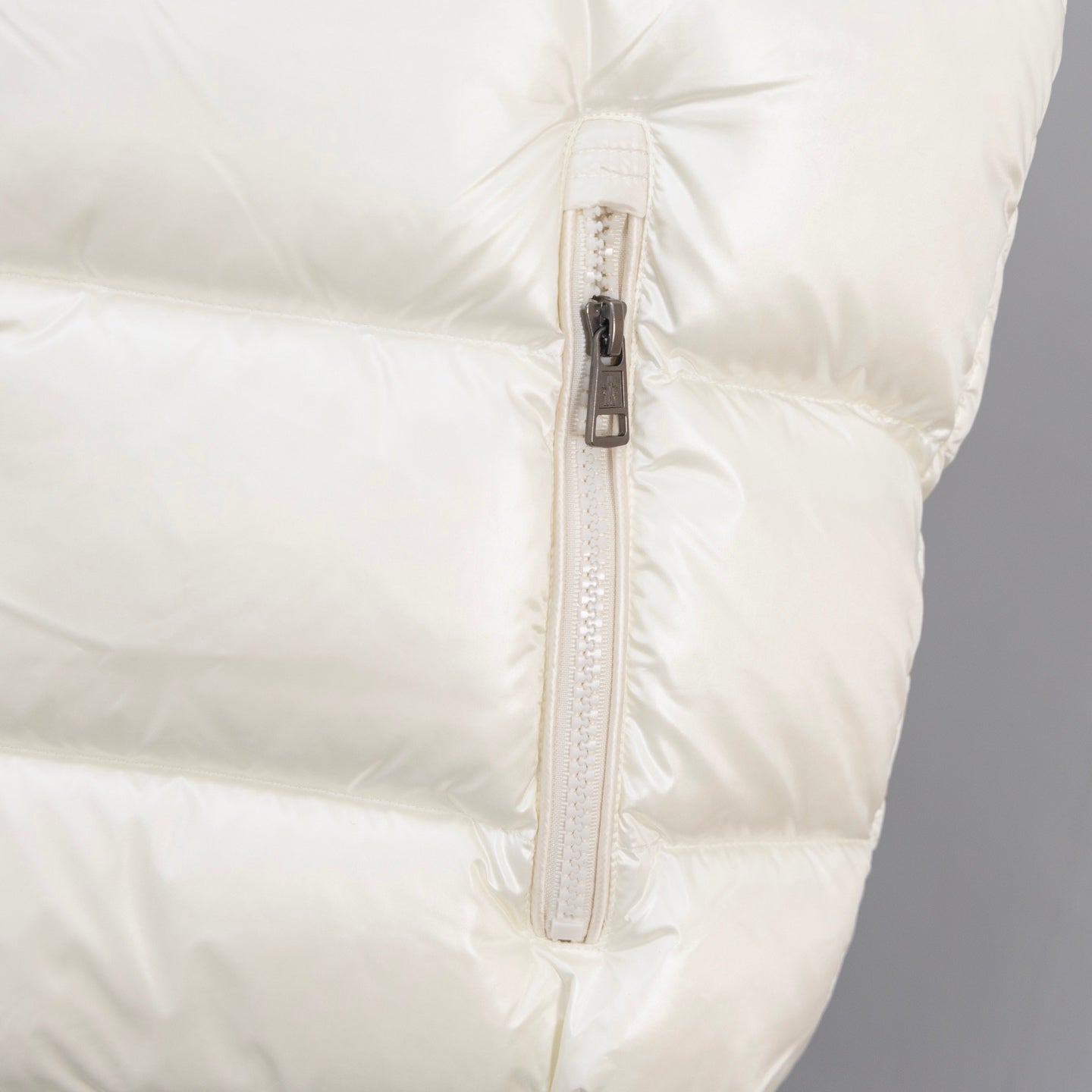 Long padded jacket, off-white quilted with front zip