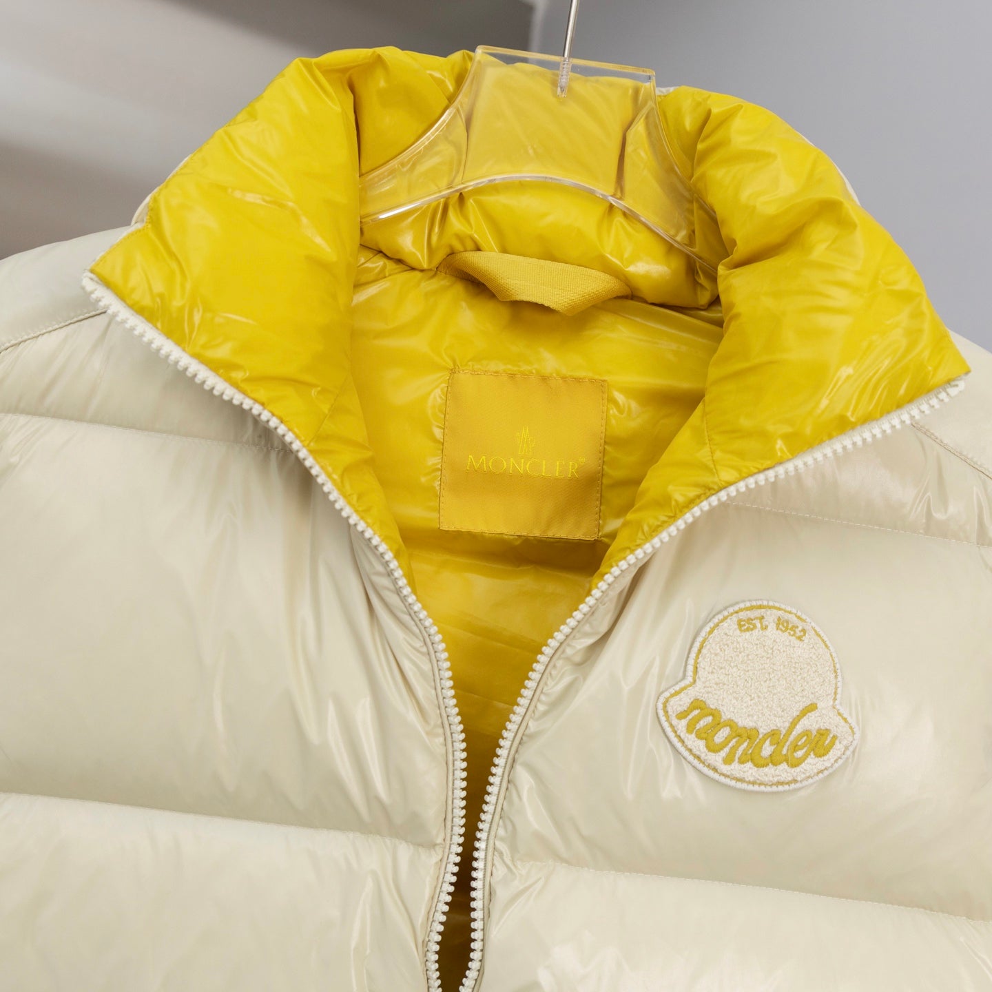 Cream outer and yellow inner padded collar, zip front opening