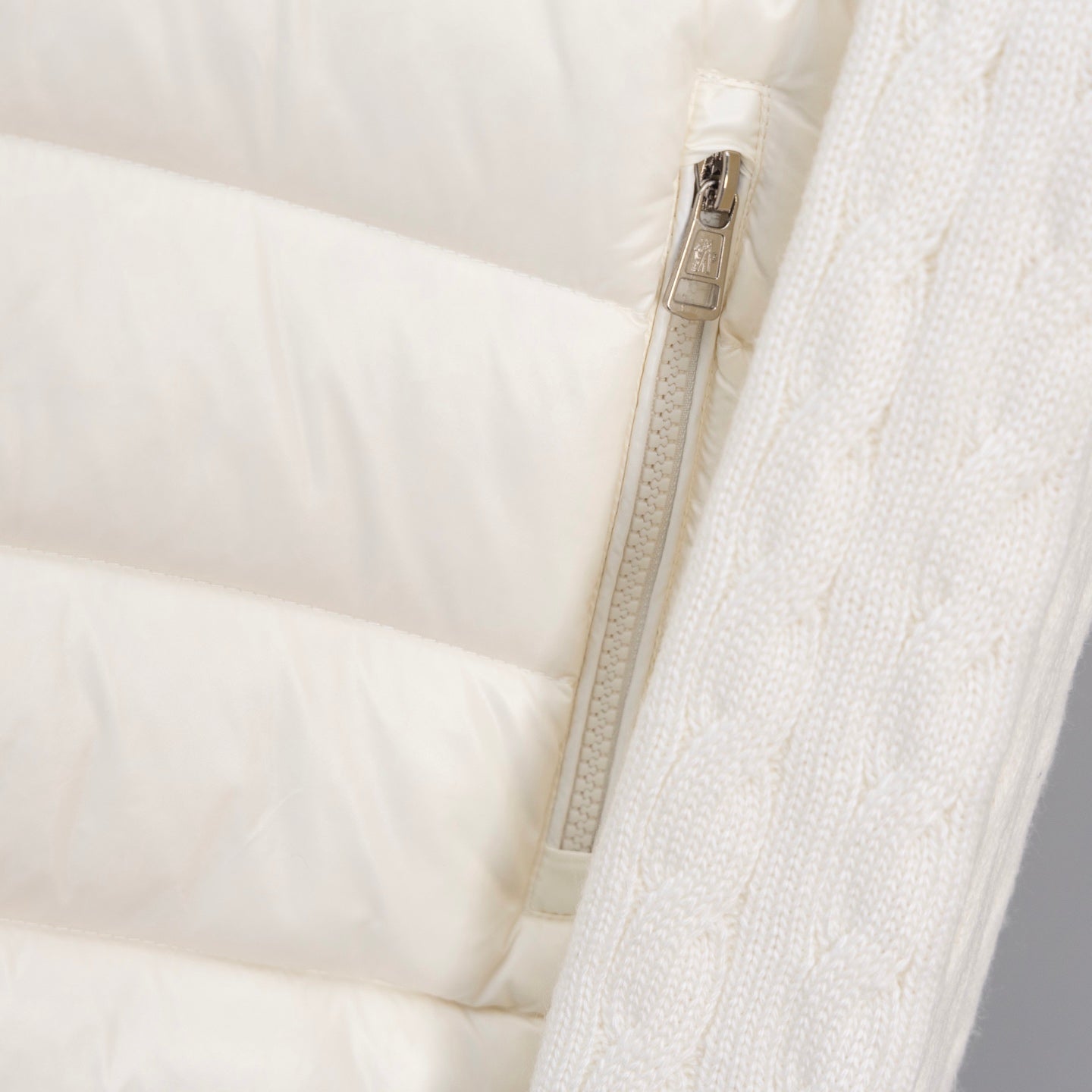 Long white puffer jacket with front zipper and knit cuff