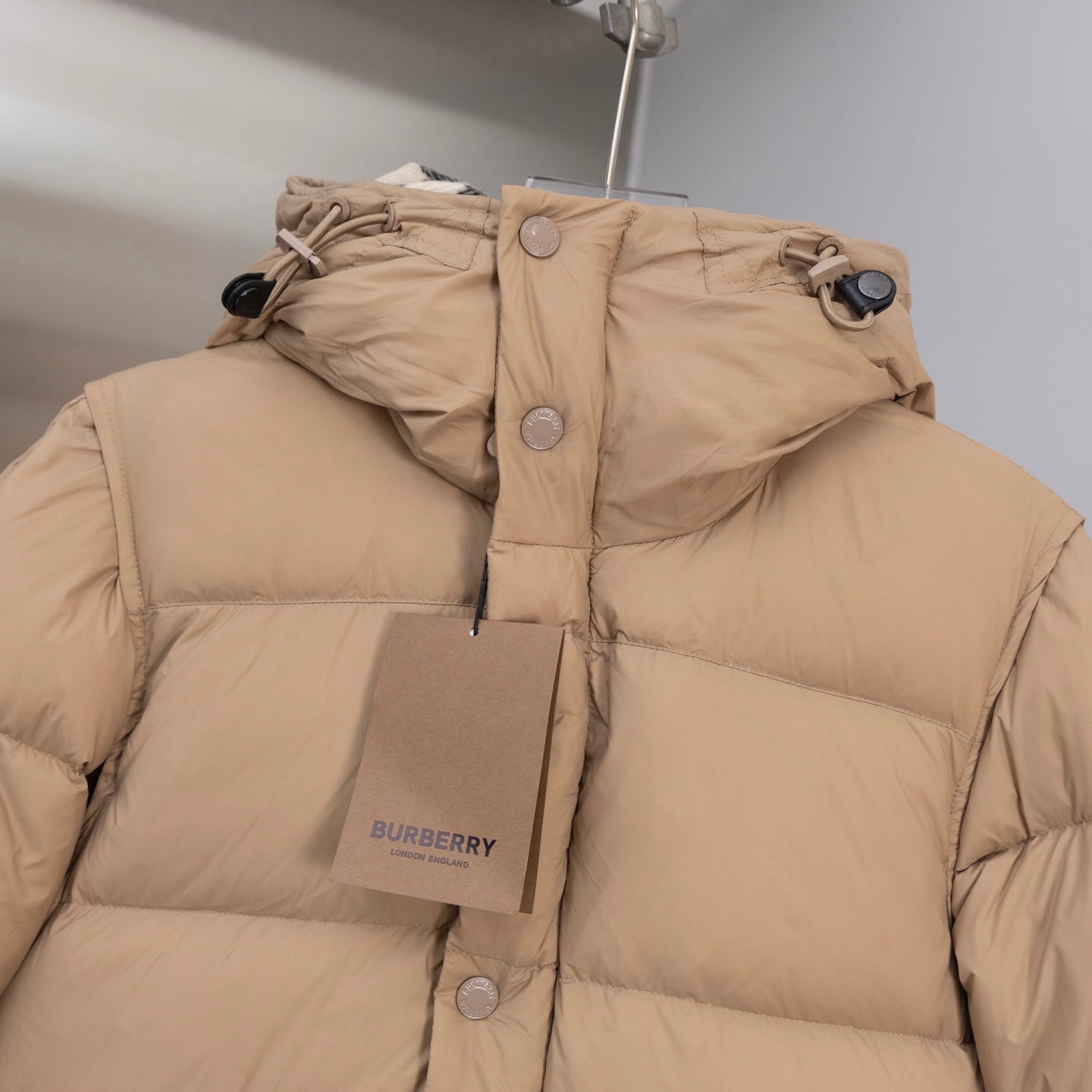 Beige puffer jacket collar with drawstring hood and snap placket, Burberry label