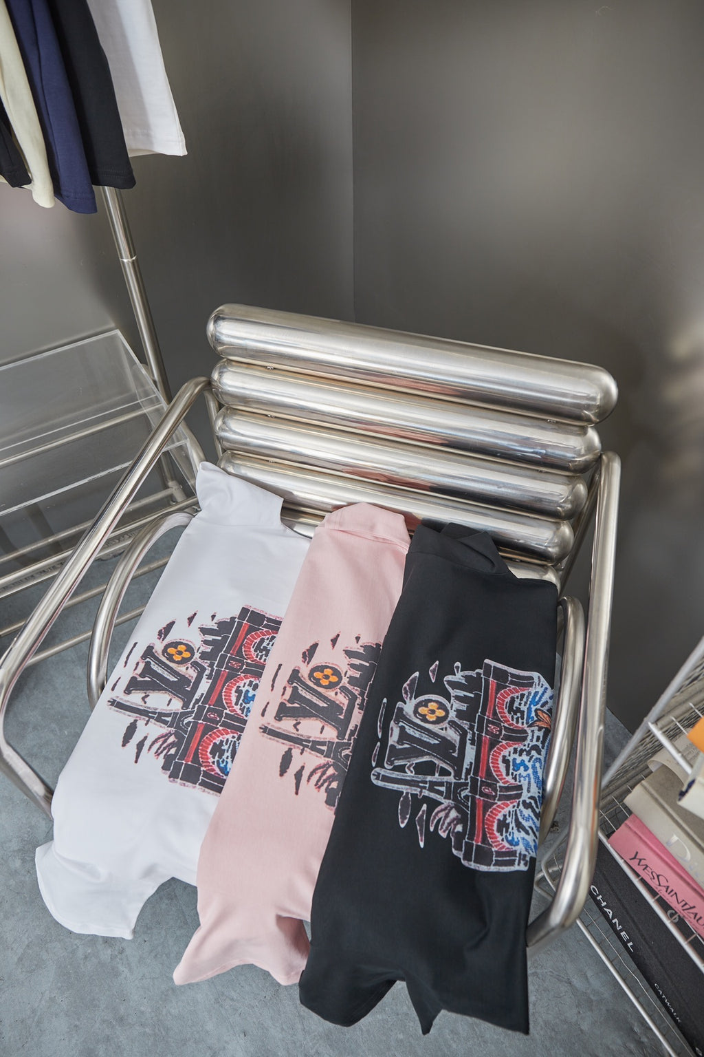 Light pink and black Louis Vuitton short-sleeve T-shirts with graphic prints