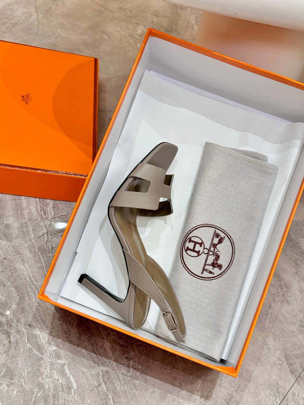 Hermes heeled sandals in light gray leather with slingback ankle strap