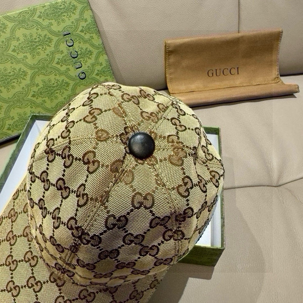 Gucci GG monogram cap in beige with circular top button