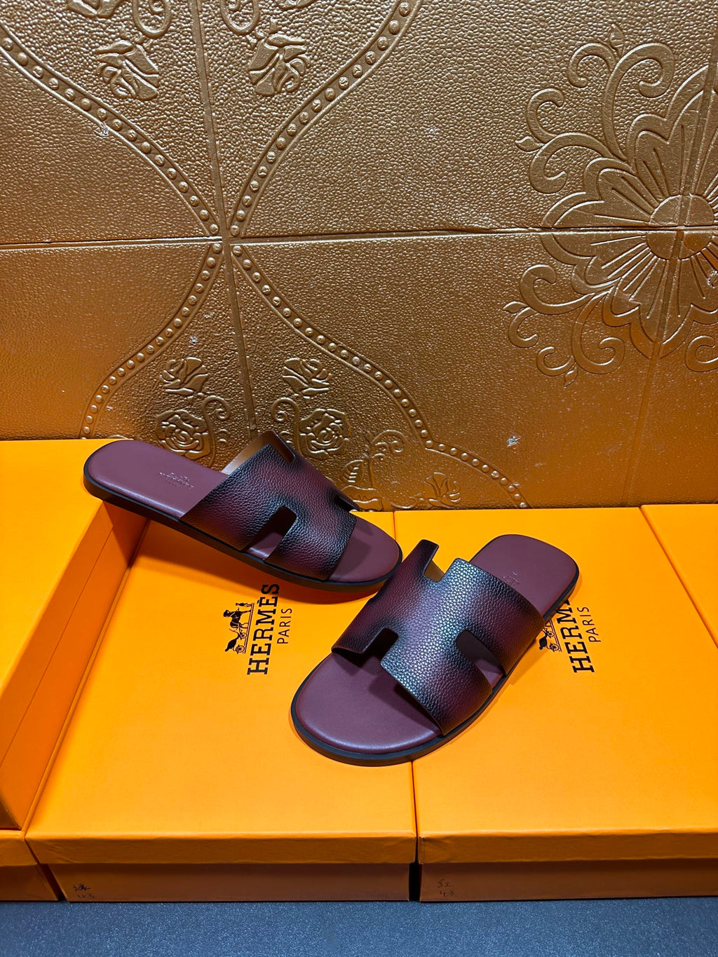 Slide sandals with dark purple straps and open heel, H buckle detail on top