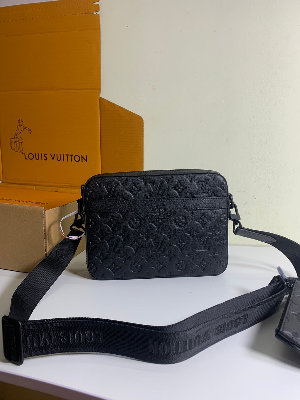 Louis Vuitton crossbody bag in dark monogram leather, zip top and adjustable strap