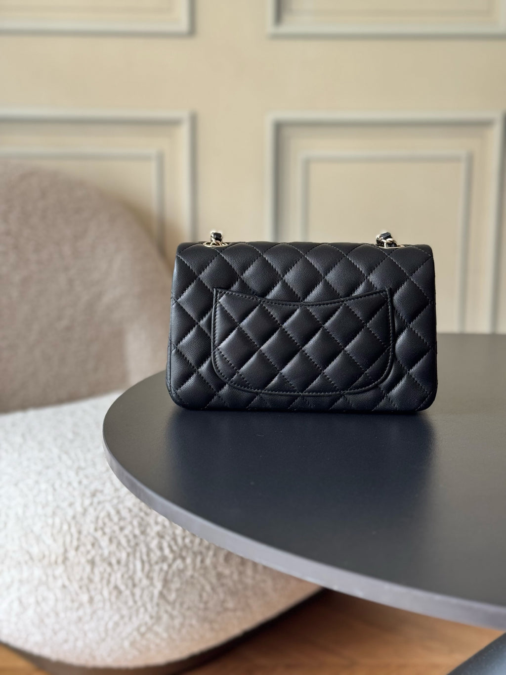 Chanel quilted leather shoulder bag with gold chain strap and front clasp