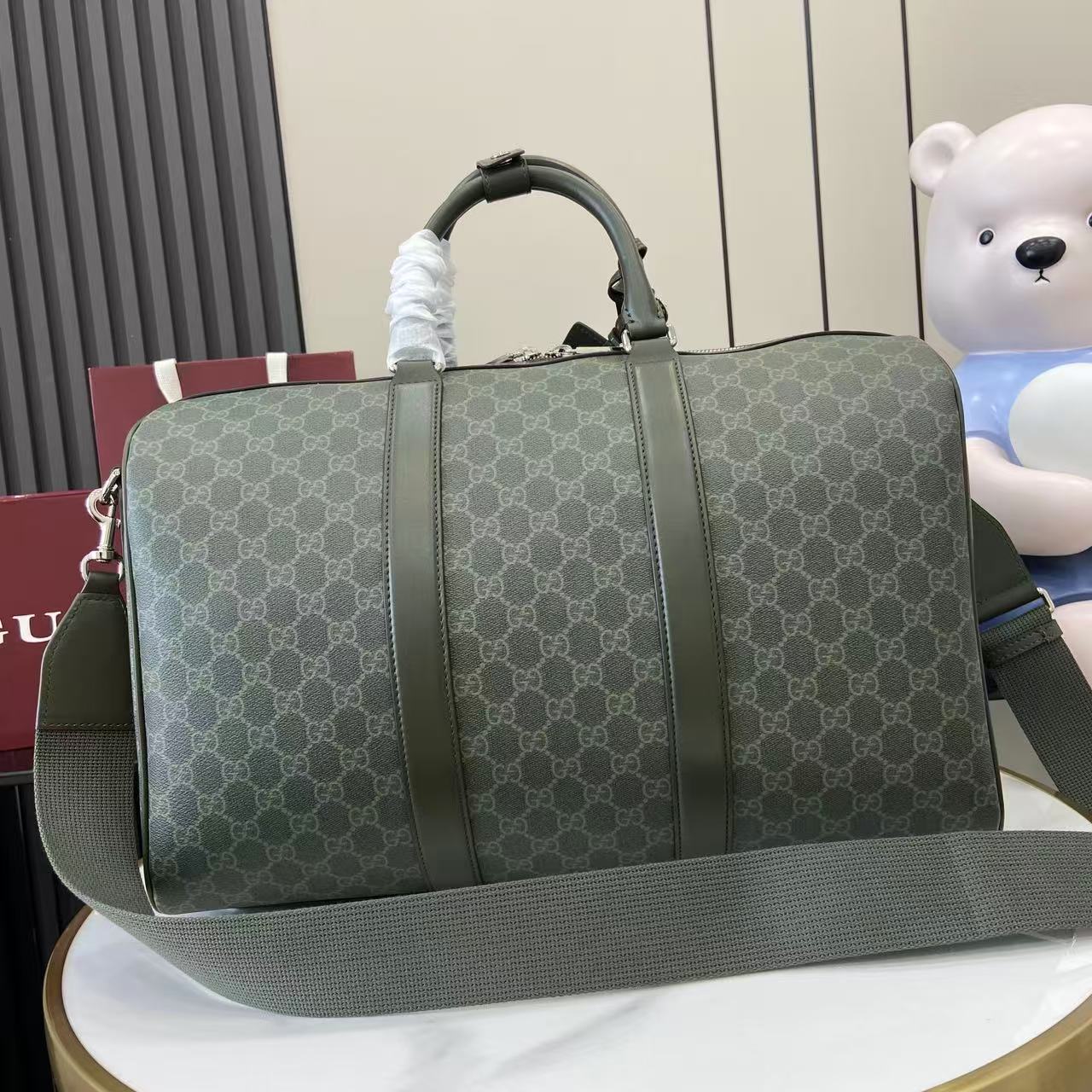 Gucci duffel bag with dark green GG canvas and wide detachable shoulder strap