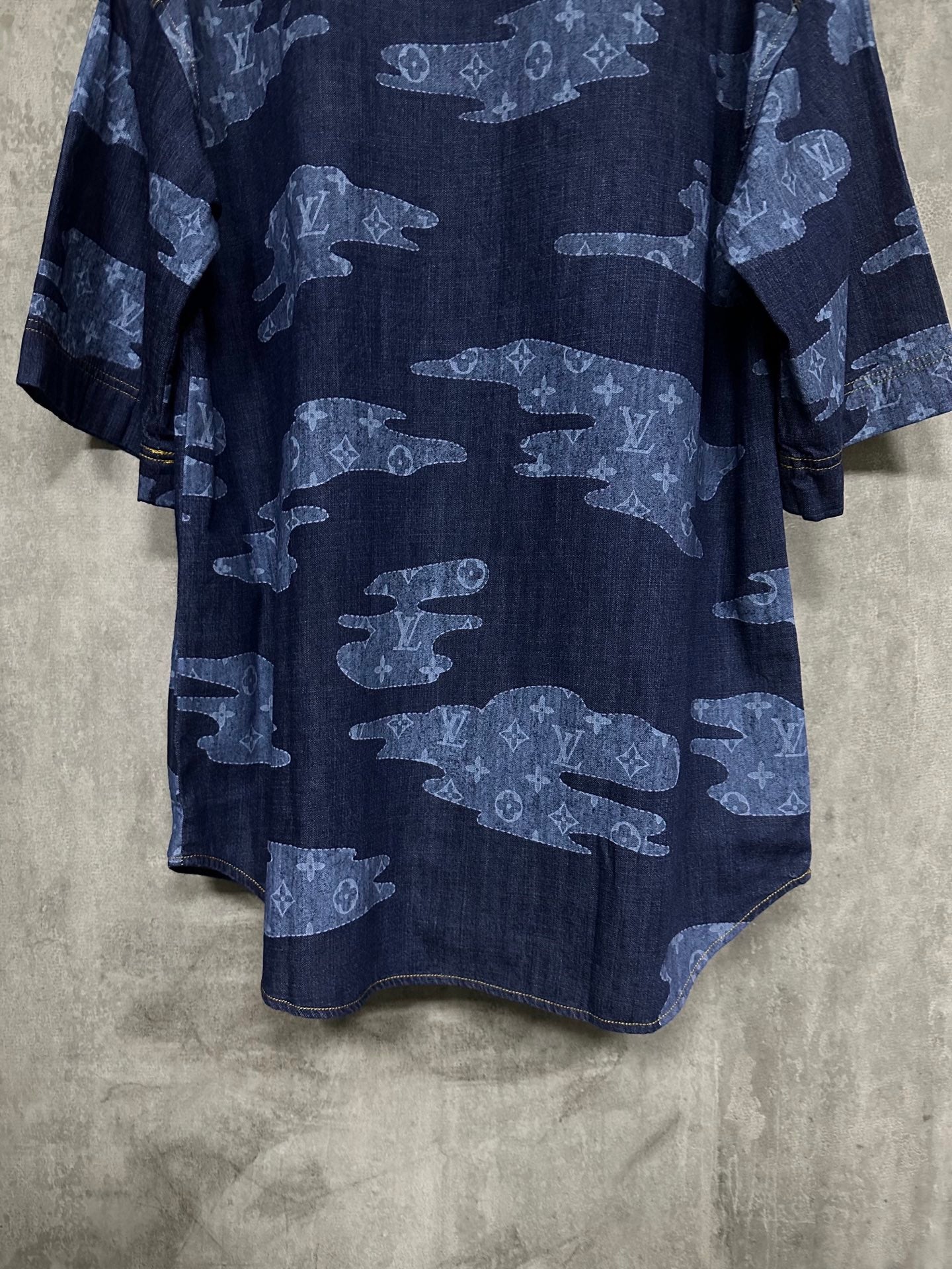 Louis Vuitton short-sleeve denim shirt back hem, dark blue with light-blue allover pattern