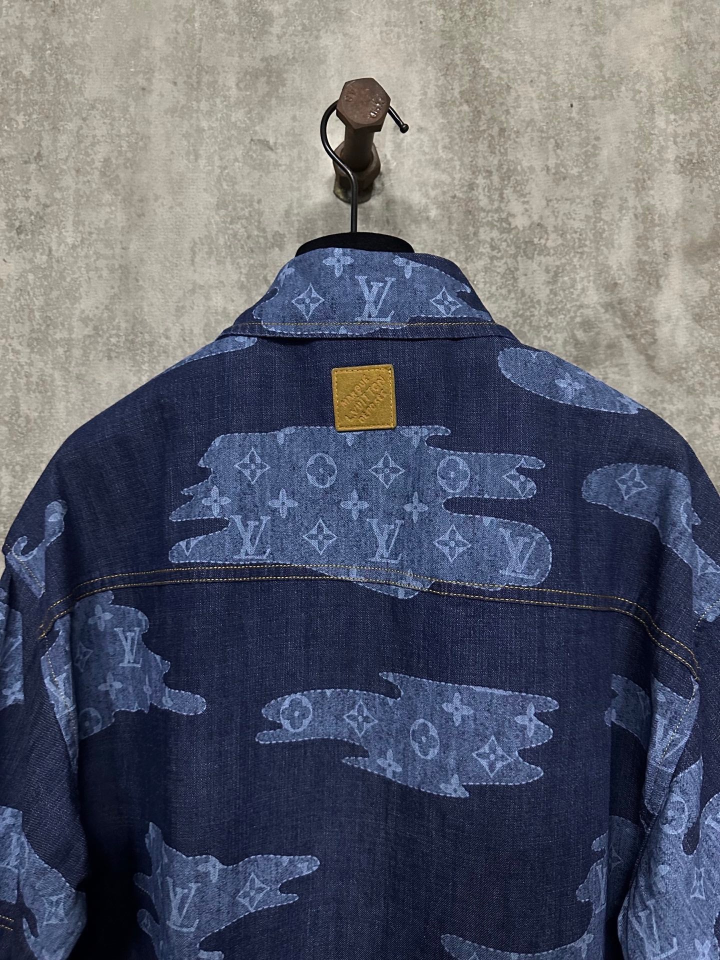 Louis Vuitton short-sleeve denim shirt back, dark blue with light-blue motif and yellow tag