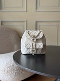 Chanel quilted white leather bucket bag with chain strap and metal closure