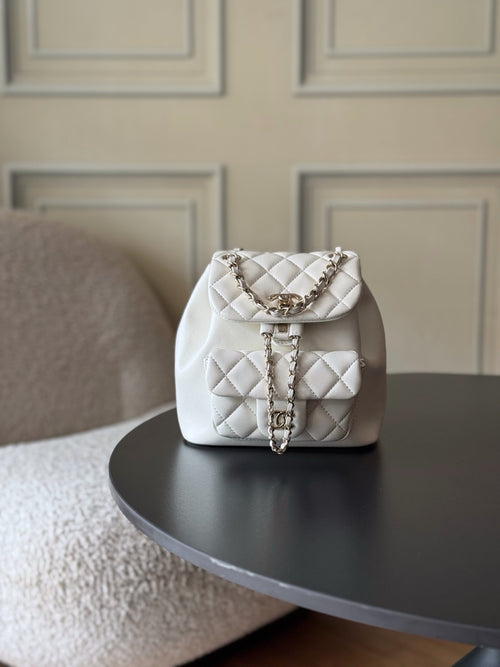 Chanel quilted white leather bucket bag with chain strap and metal closure