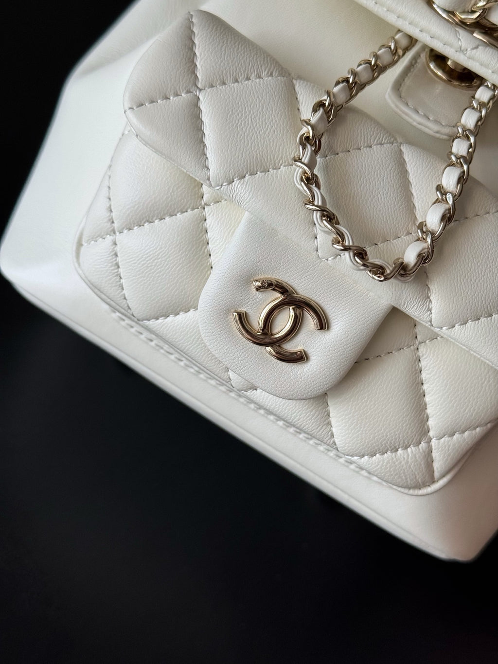 Chanel white quilted leather bag corner with CC logo and chain strap