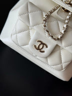 Chanel white quilted leather bag corner with CC logo and chain strap