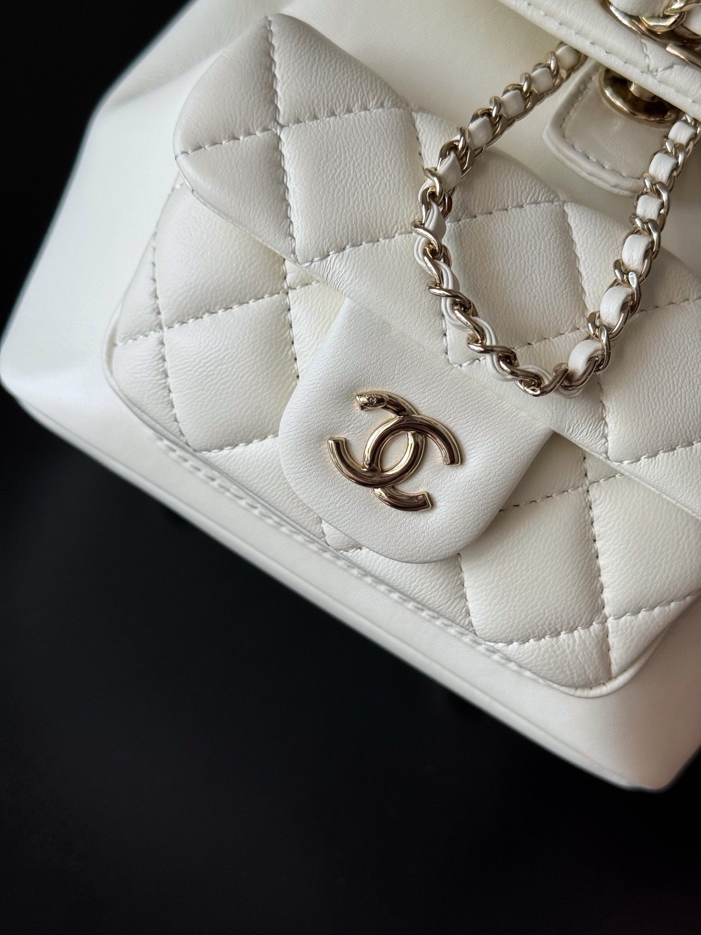 Chanel white quilted leather bag corner with CC logo and chain strap