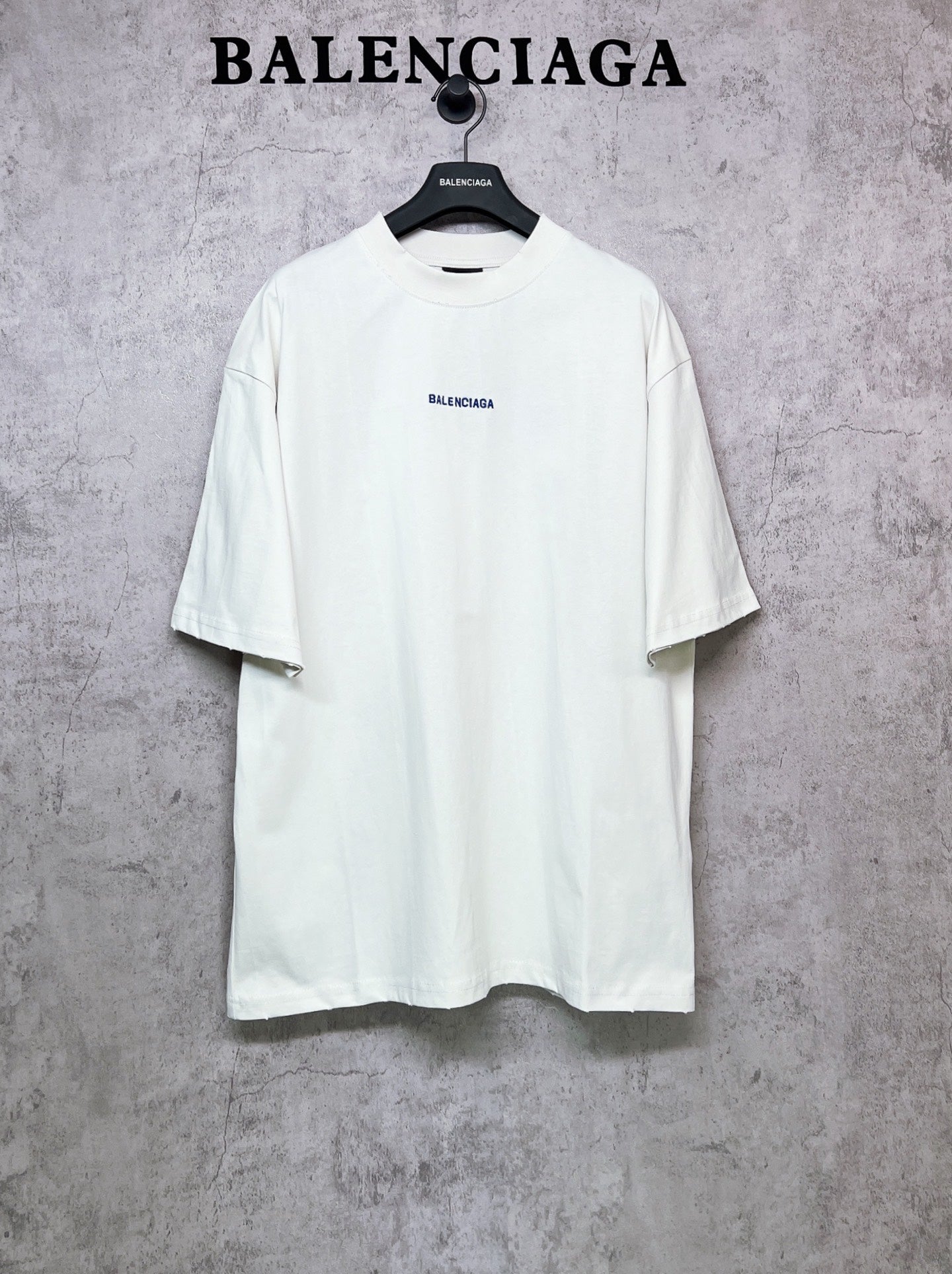 White short-sleeve T-shirt with BALENCIAGA chest logo, crew neck.