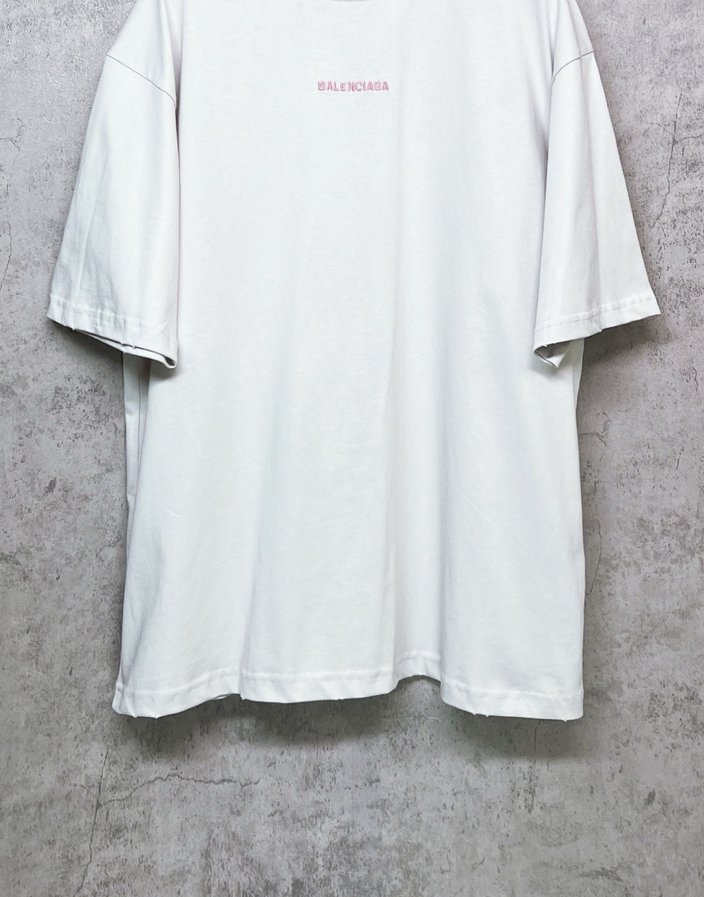 White short-sleeve crewneck T-shirt with small chest logo and straight hem