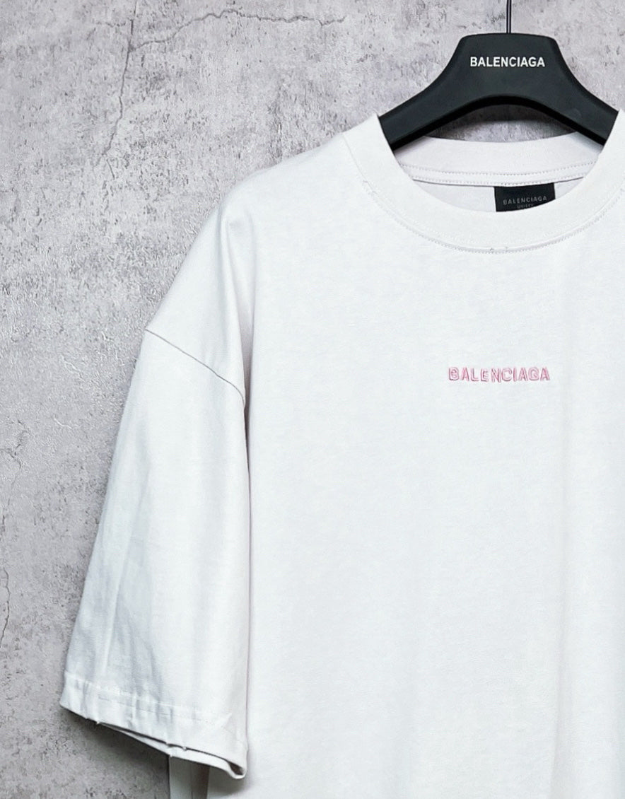 White short-sleeve crewneck T-shirt with sleeve seam and small chest logo