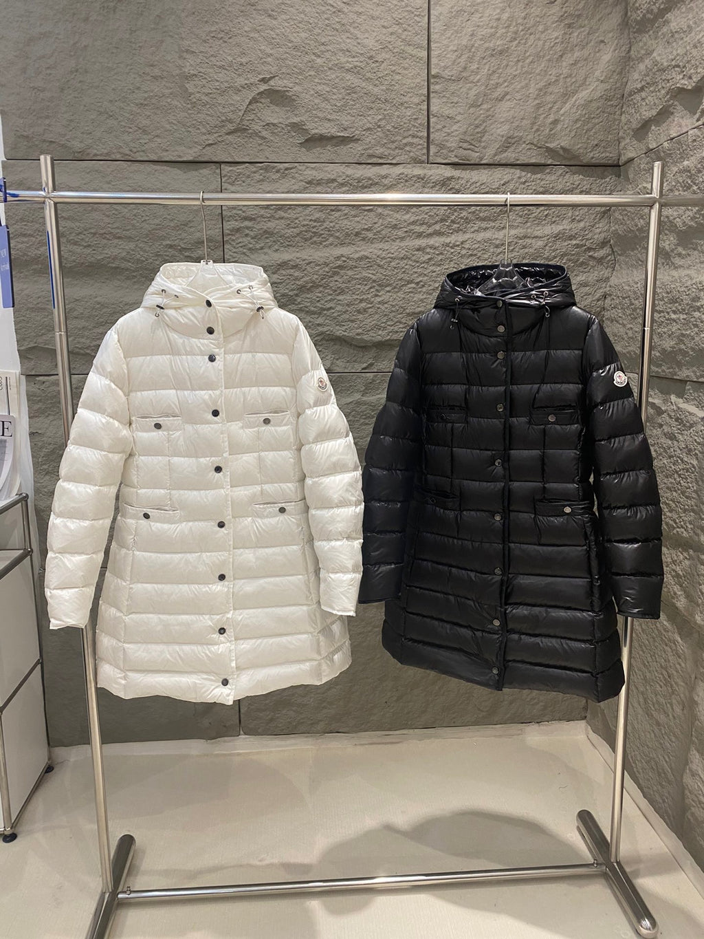 Long puffer coat in white and black, hooded with button front