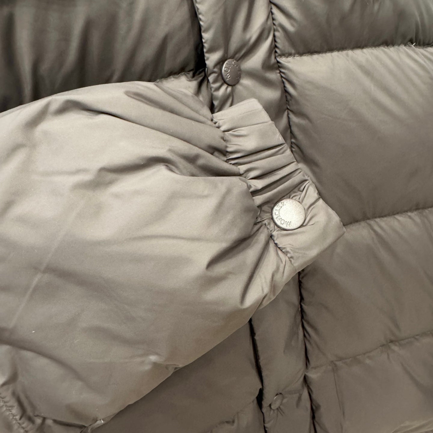 Snap buttons and gathered inner lining on quilted puffer jacket