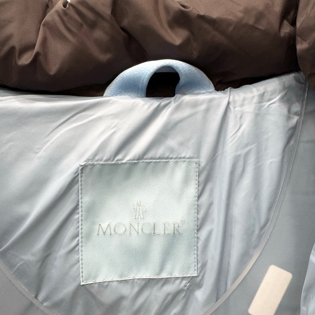 Light inner hood and embroidered brand label on white puffer jacket lining