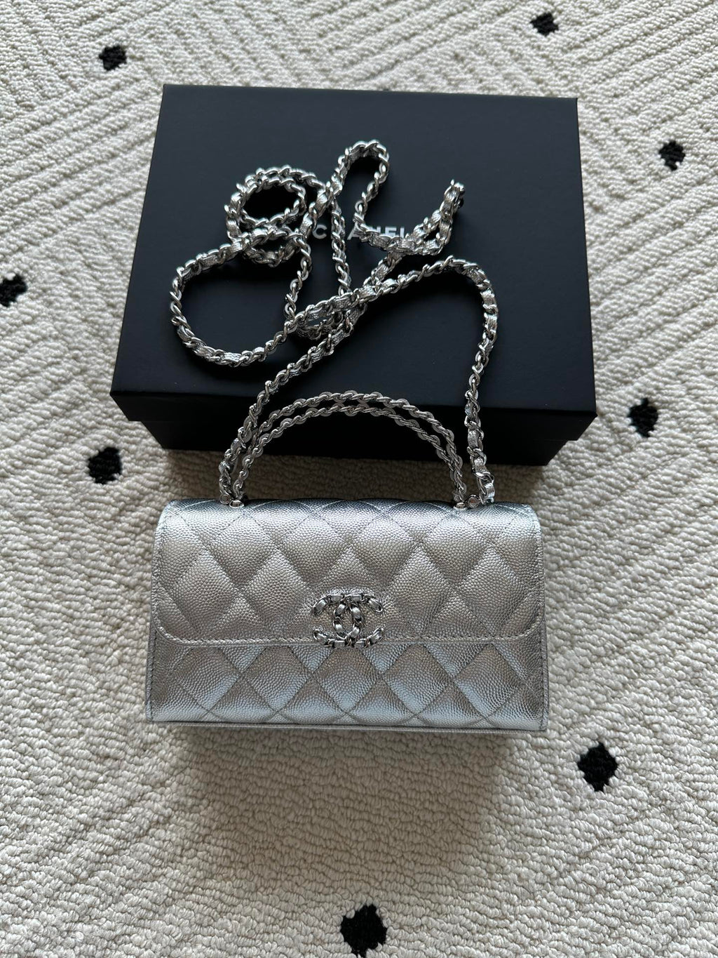 Quilted flap bag in light silver with chain shoulder strap and small top clasp