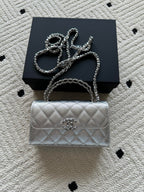 Quilted flap bag in light silver with chain shoulder strap and small top clasp