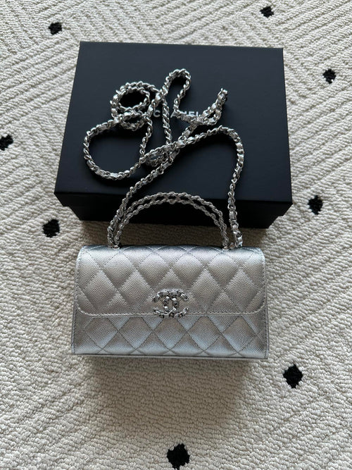 Quilted flap bag in light silver with chain shoulder strap and small top clasp