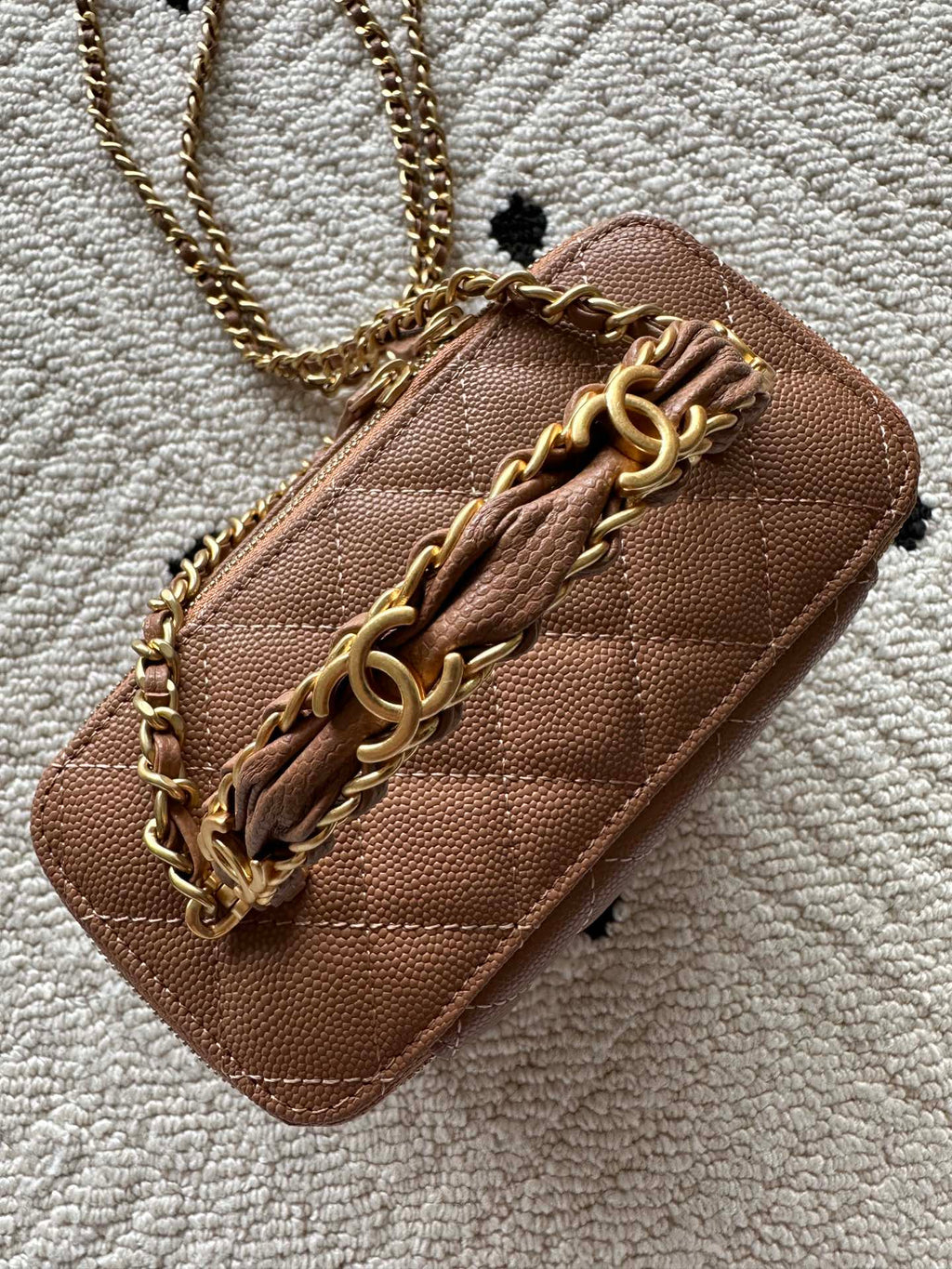 Chanel bag tan-brown quilted leather with gold-tone chain and hardware detail.