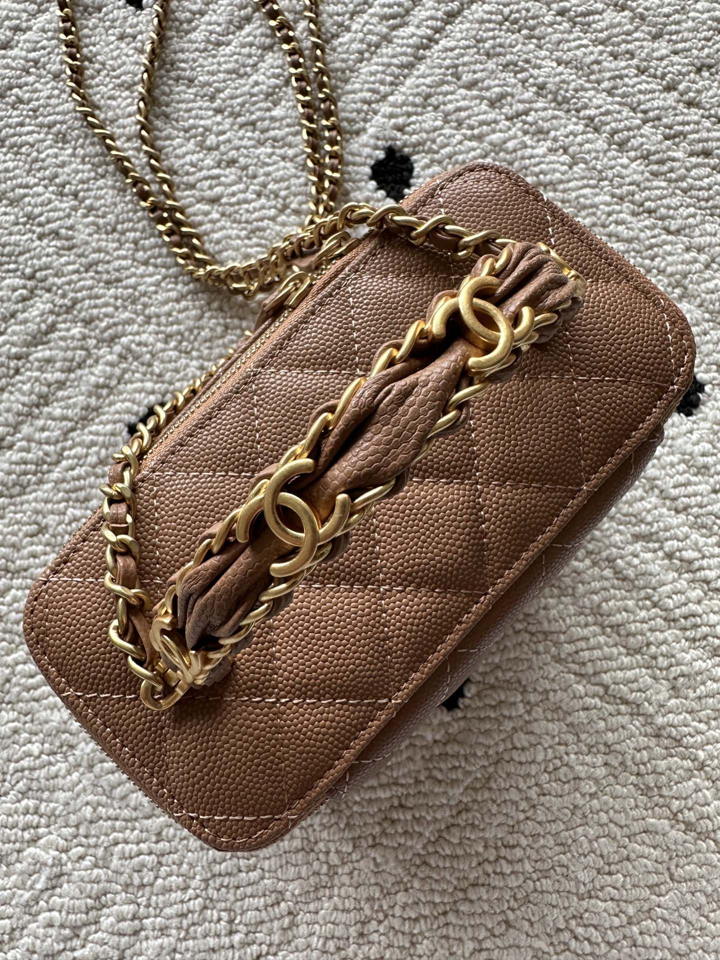 Chanel bag tan-brown quilted leather with gold-tone chain and hardware detail.
