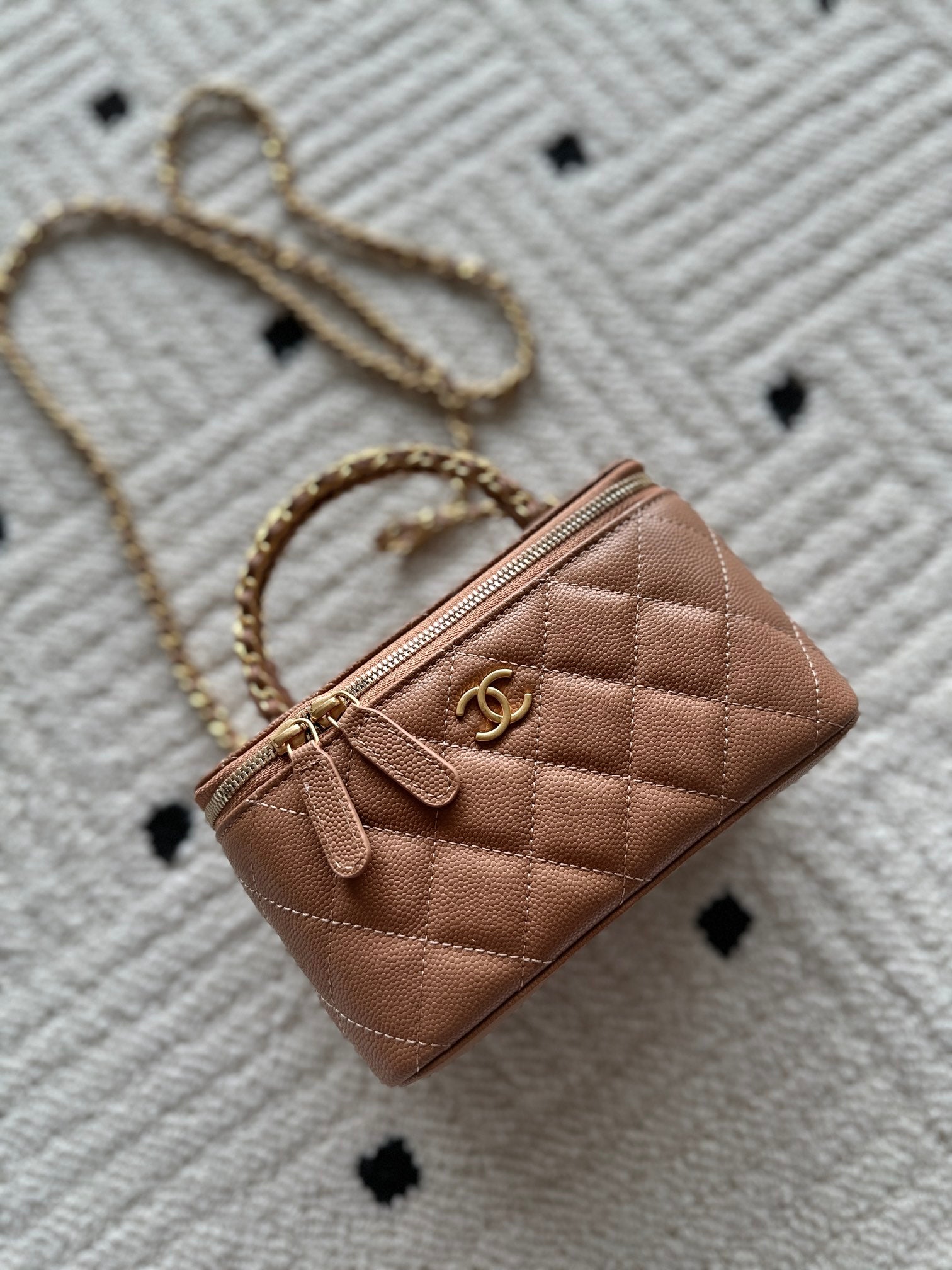 Chanel bag tan-brown quilted leather with gold-tone chain and small clasp.