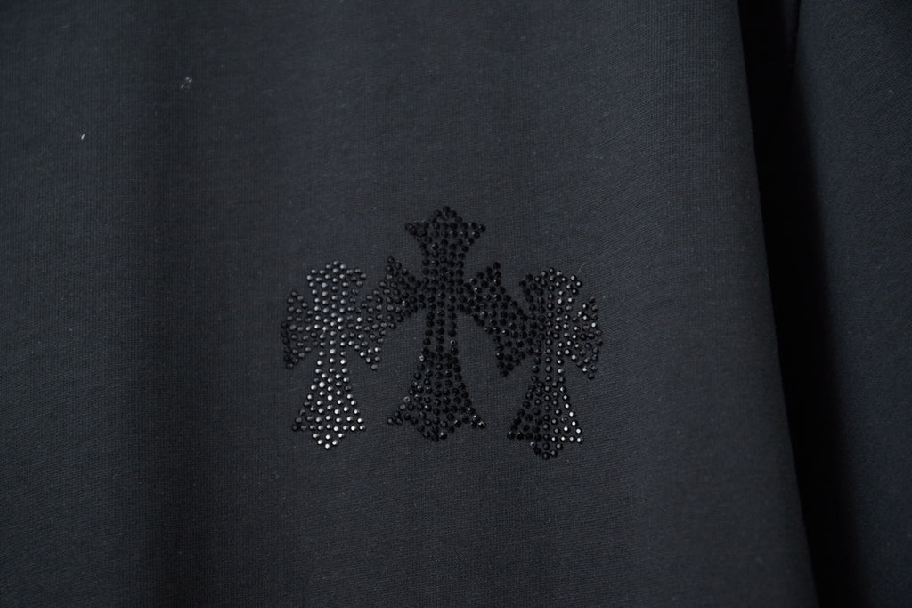 Rhinestone emblem on dark gray short-sleeve T-shirt chest