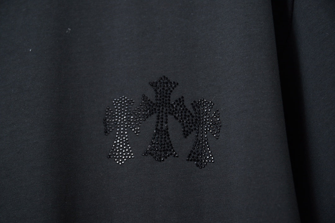 Rhinestone emblem on dark gray short-sleeve T-shirt chest